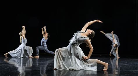 What is Contemporary Dance? And Why Does It Resonate Across Diverse Cultural Landscapes?